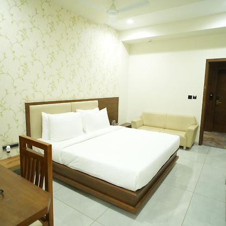 Pam Premium Hotel Vadodara Luaran gambar
