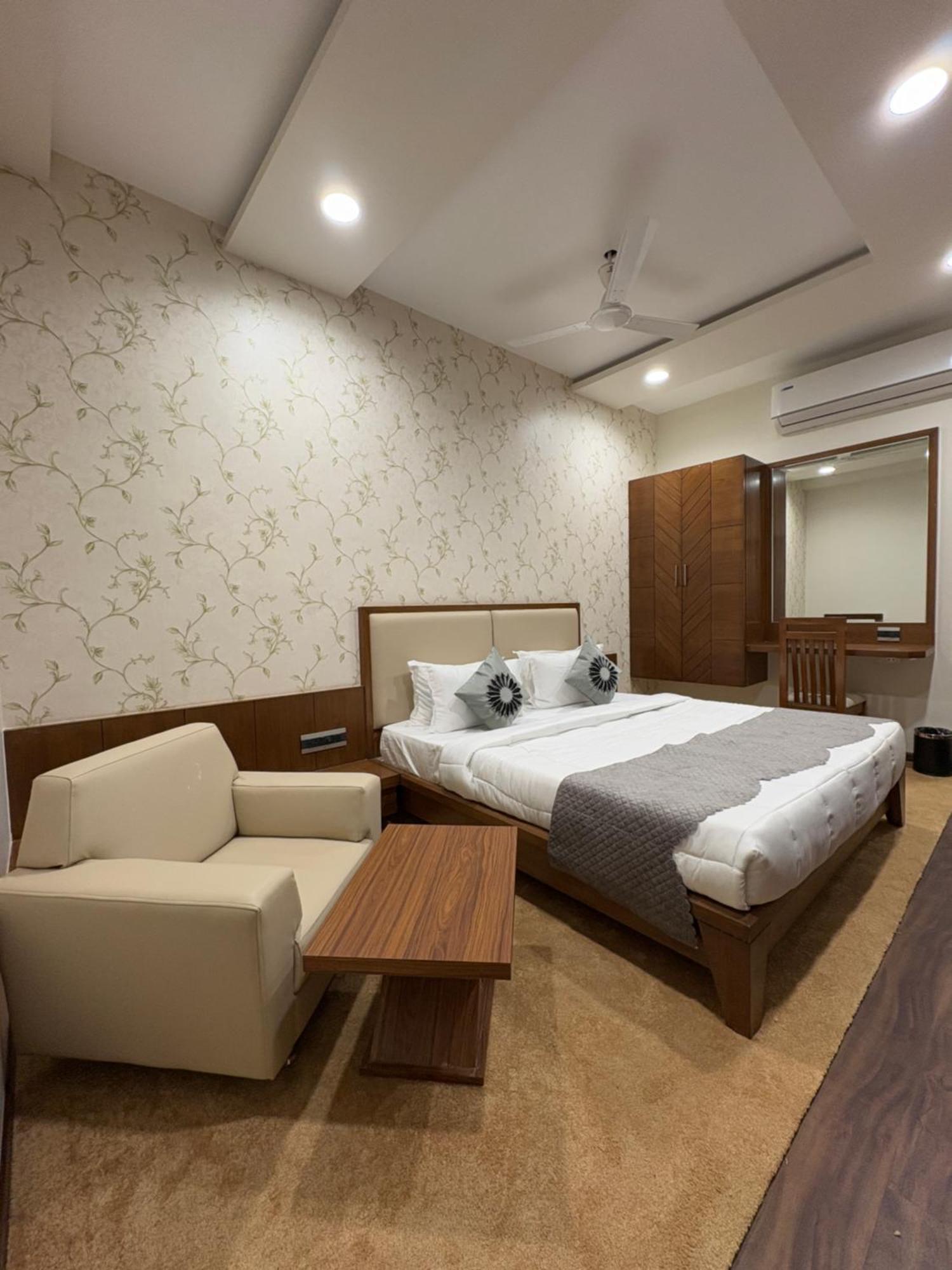 Pam Premium Hotel Vadodara Luaran gambar