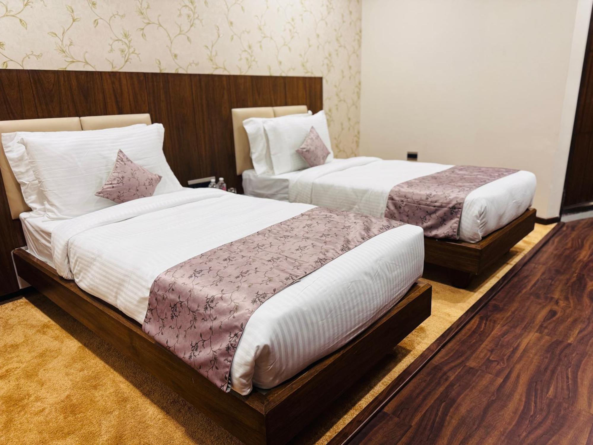 Pam Premium Hotel Vadodara Luaran gambar