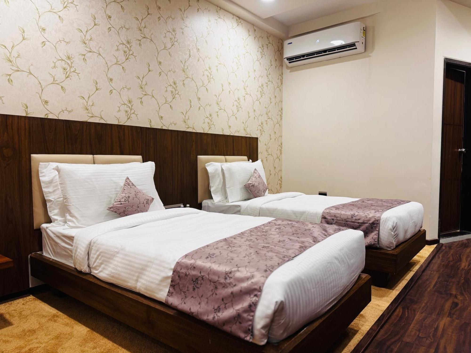 Pam Premium Hotel Vadodara Luaran gambar