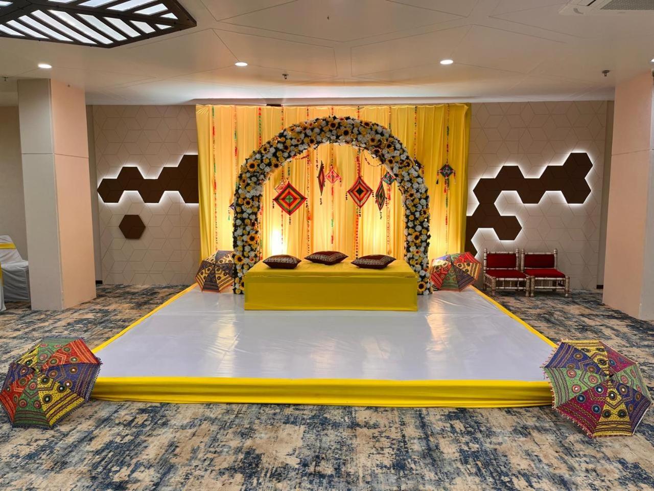 Pam Premium Hotel Vadodara Luaran gambar