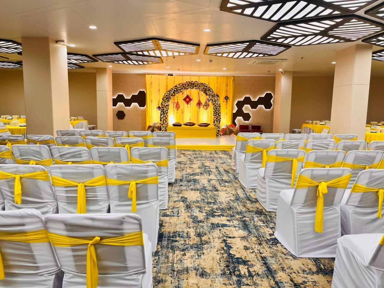 Pam Premium Hotel Vadodara Luaran gambar