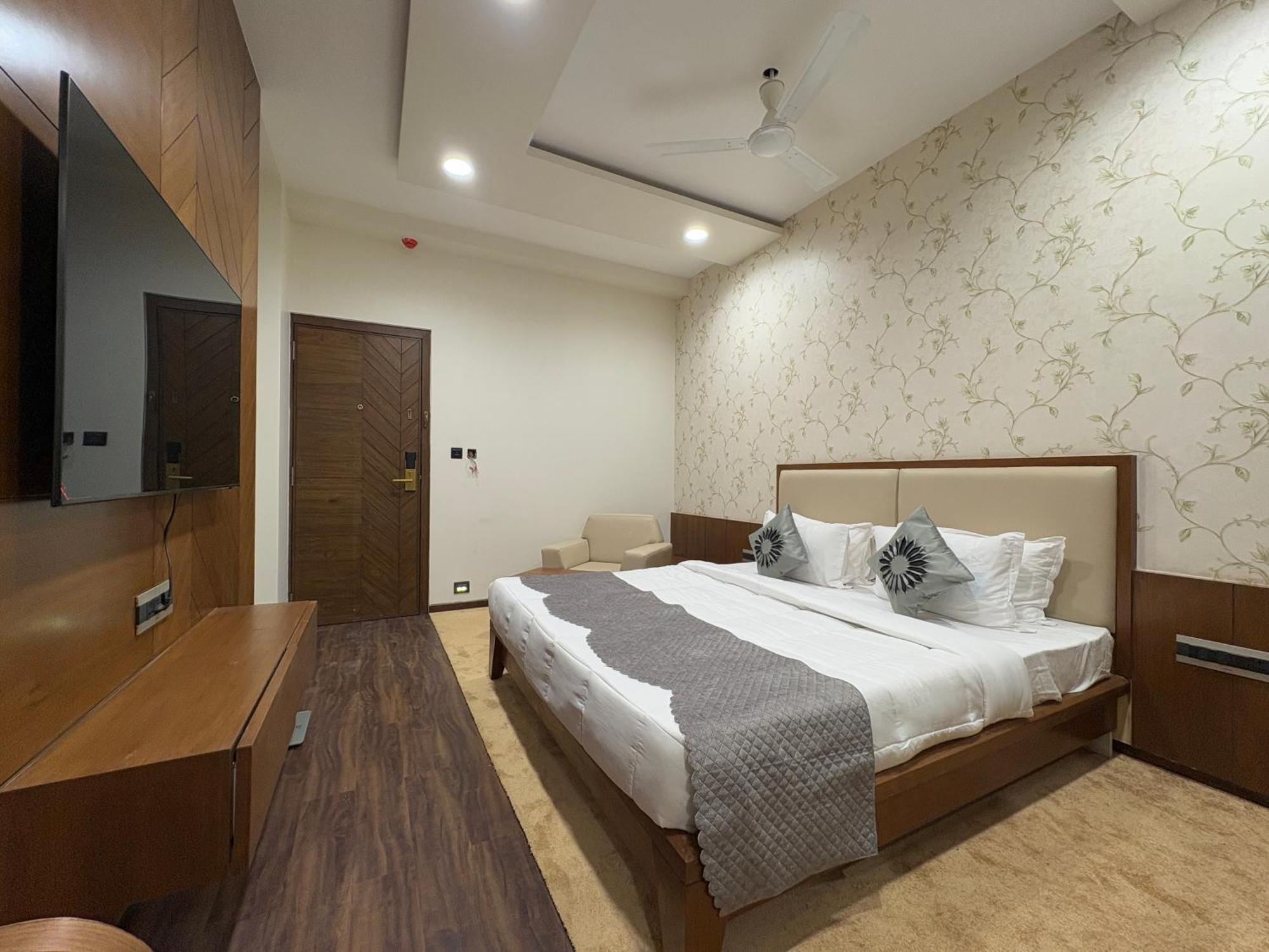 Pam Premium Hotel Vadodara Luaran gambar