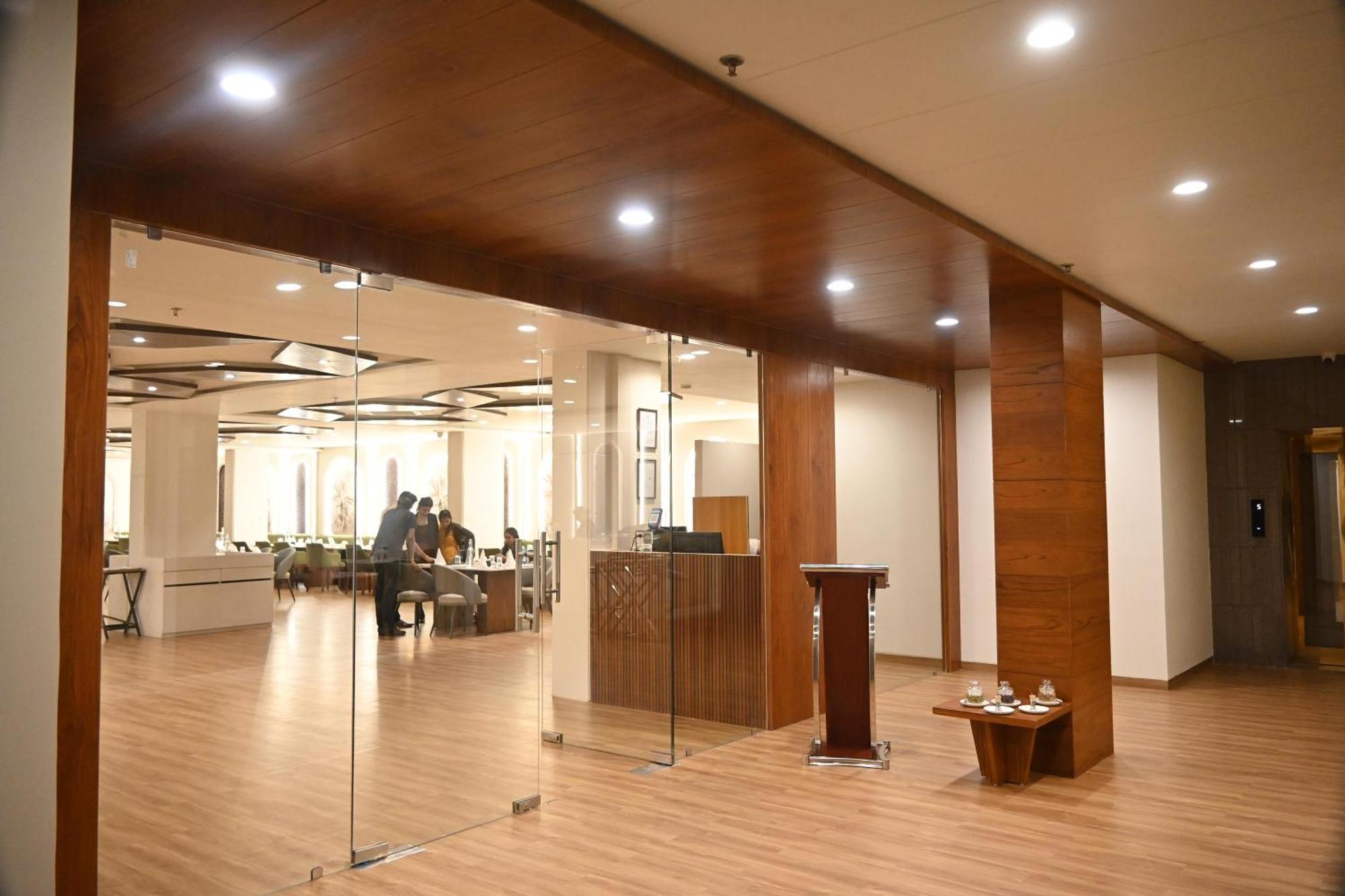 Pam Premium Hotel Vadodara Luaran gambar