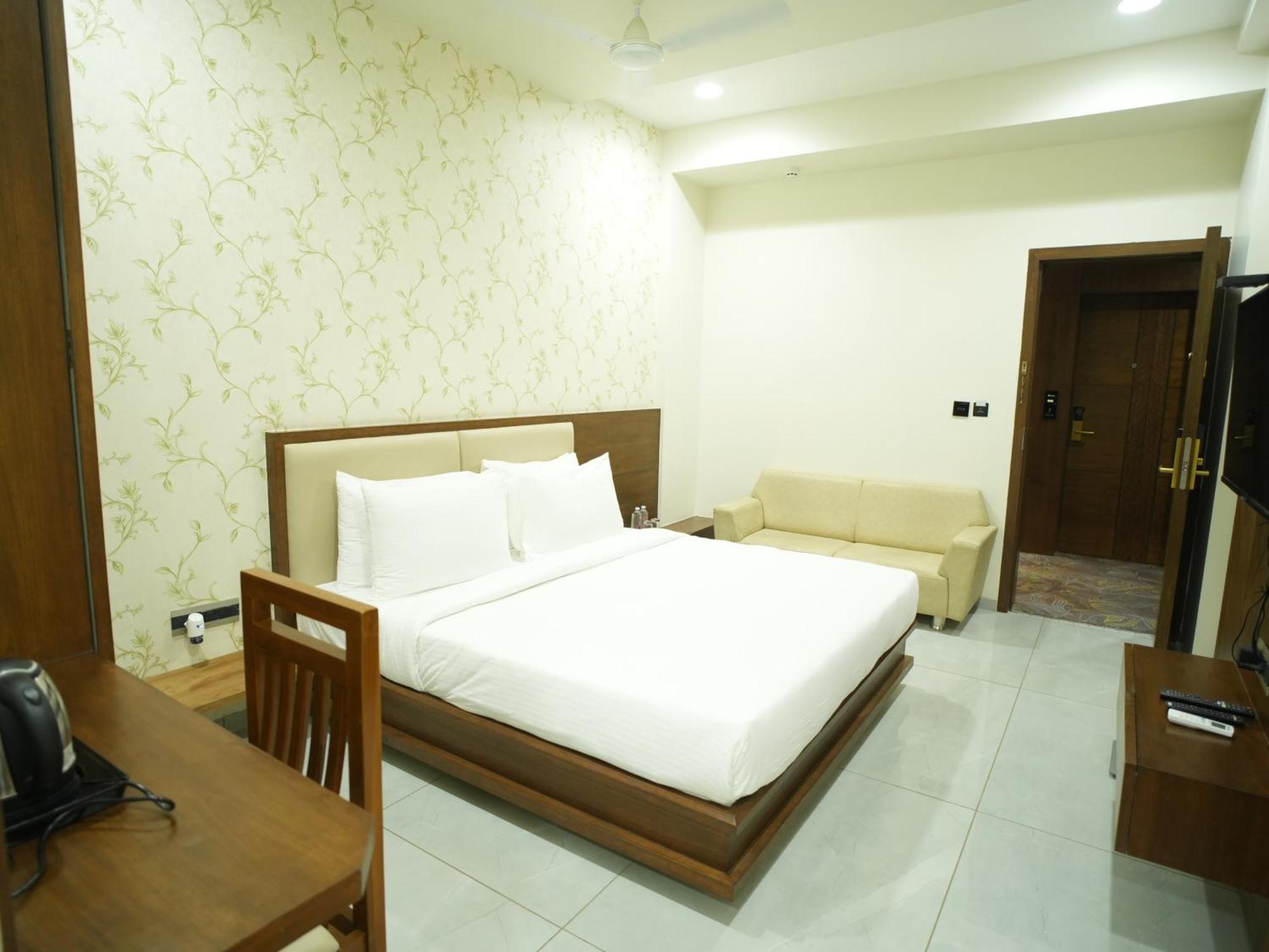 Pam Premium Hotel Vadodara Luaran gambar