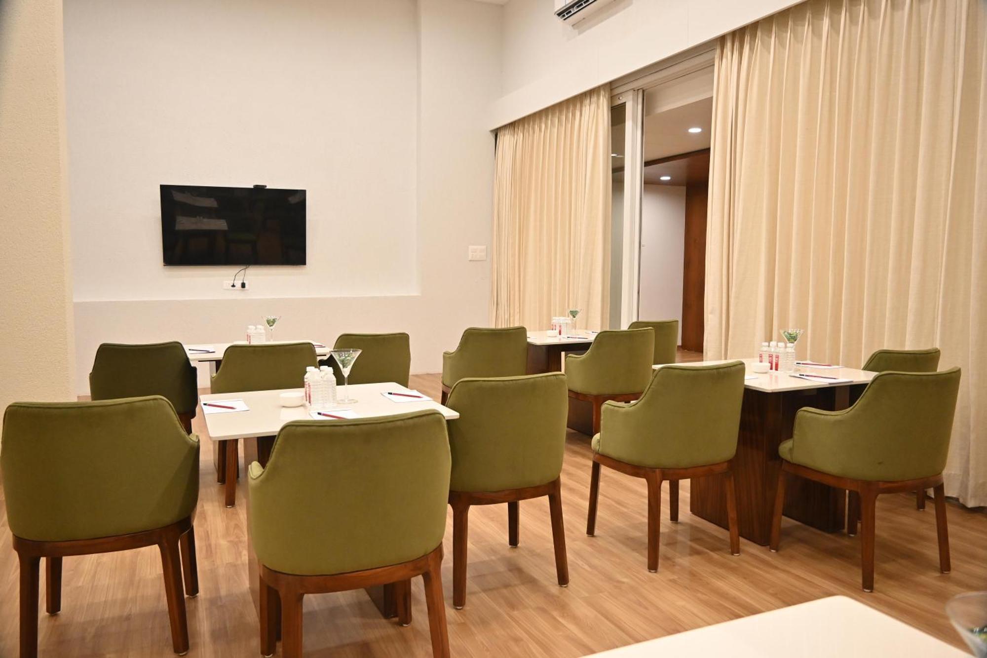 Pam Premium Hotel Vadodara Luaran gambar
