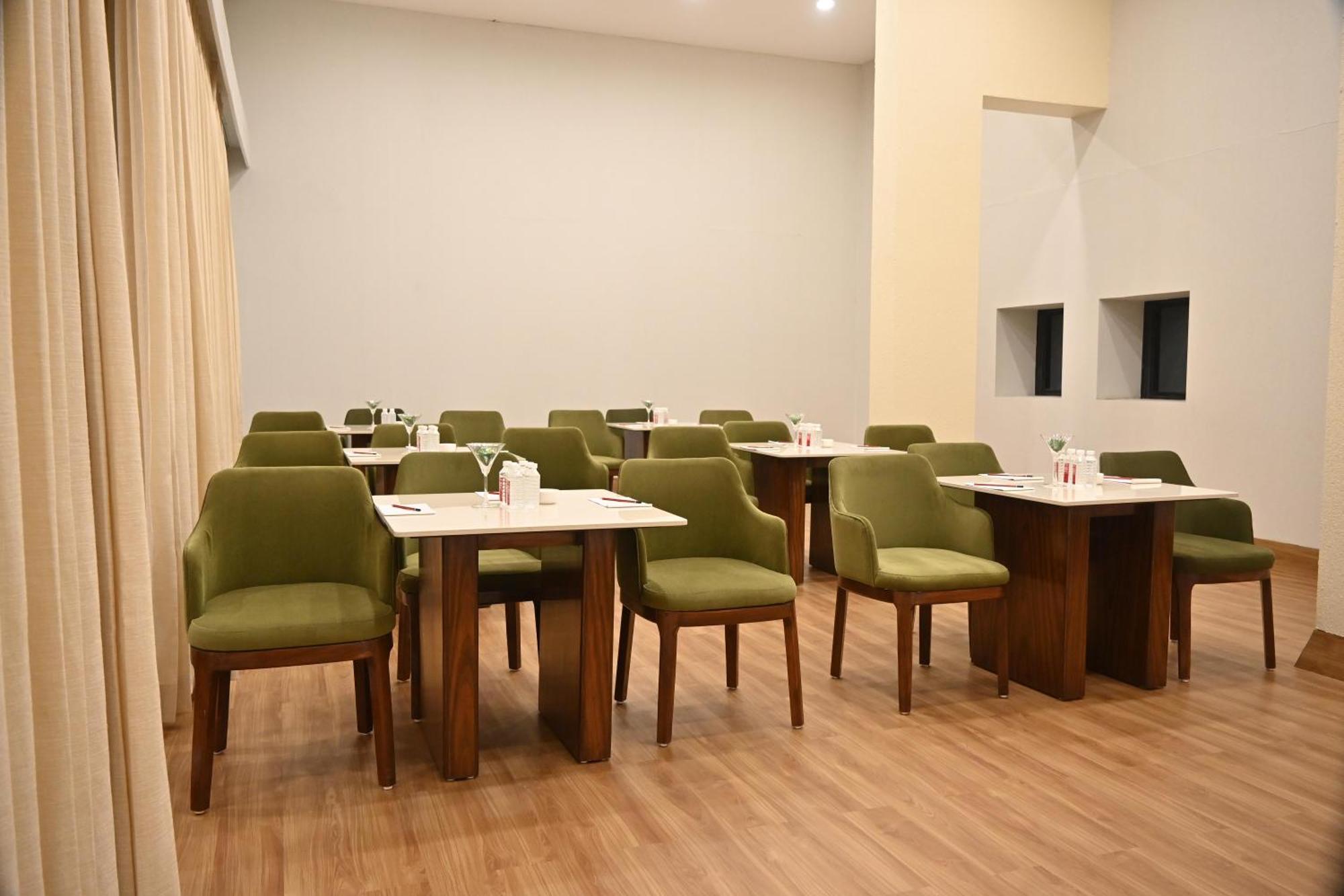 Pam Premium Hotel Vadodara Luaran gambar