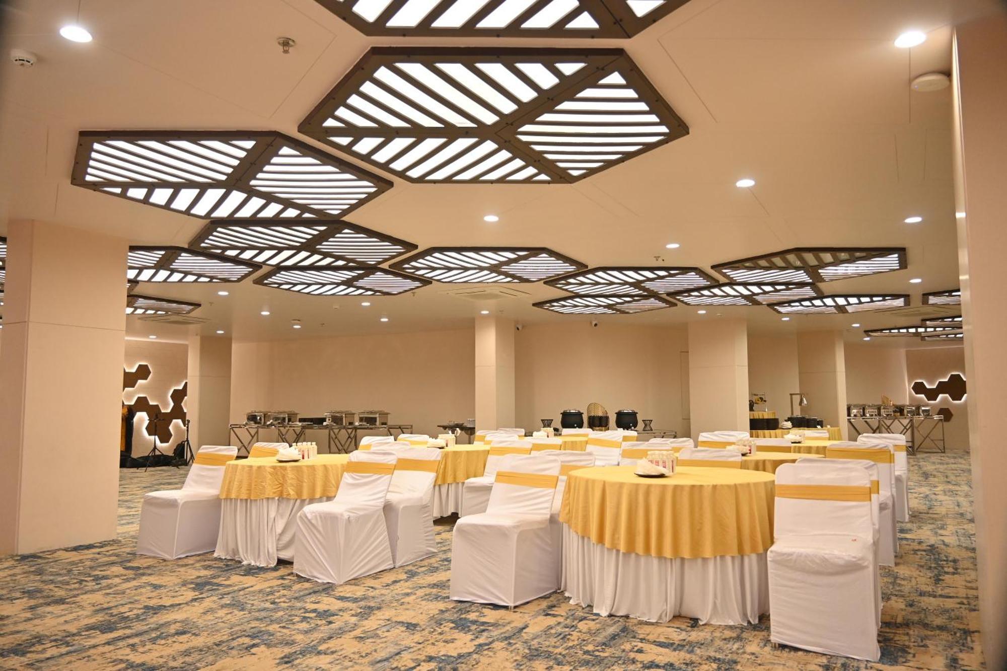 Pam Premium Hotel Vadodara Luaran gambar